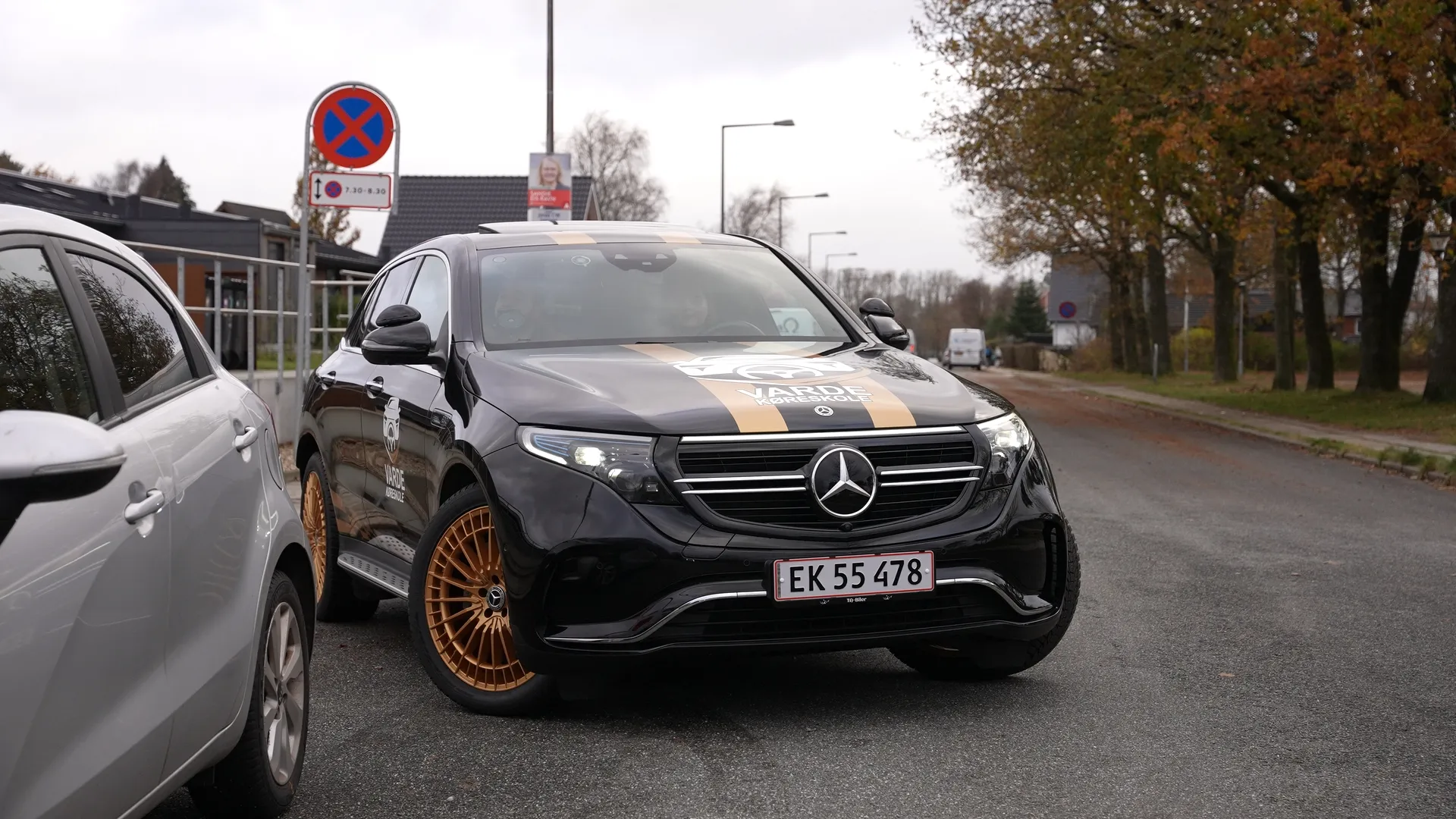 Kørelærer hjælper elev med at parkere