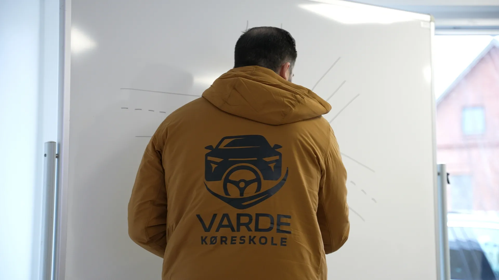 Kørelærer instruerer elever Teoriundervisning