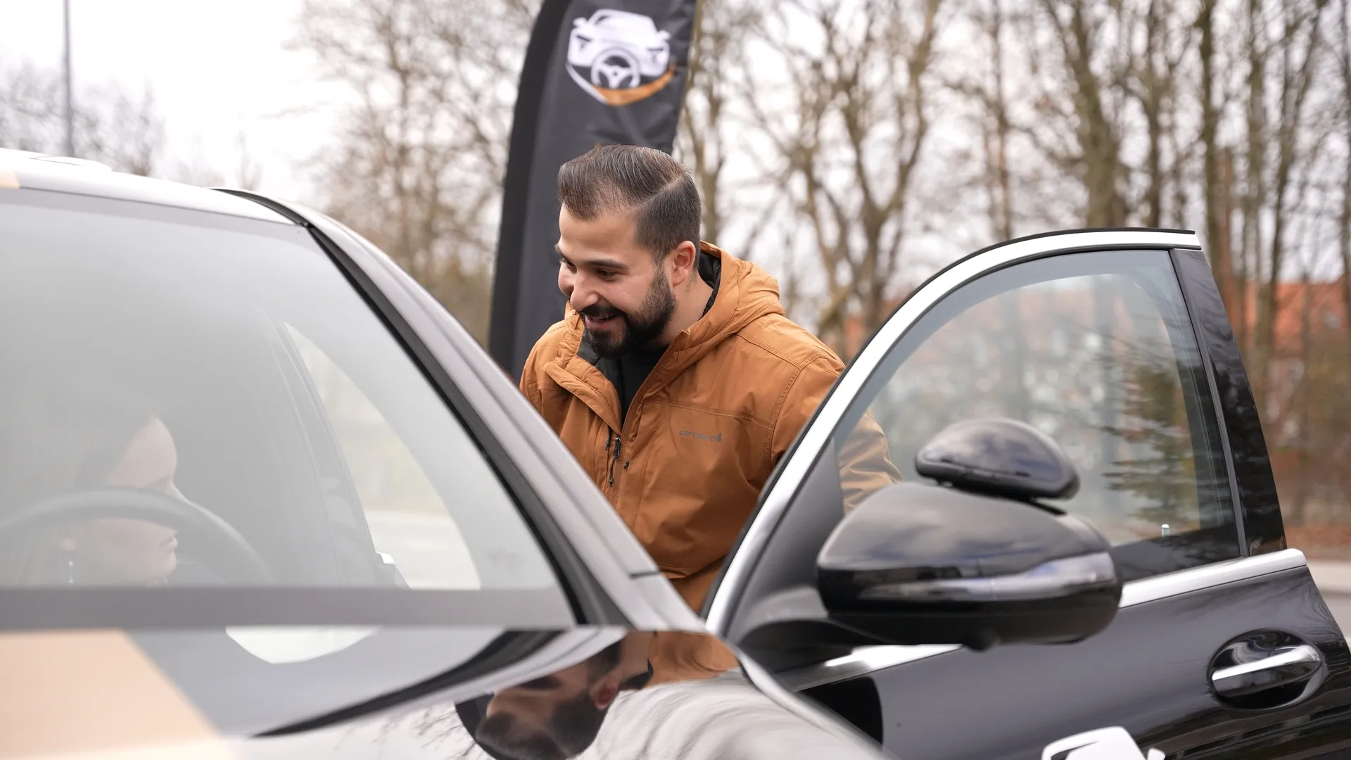 Kørelærer instruerer elever i bil