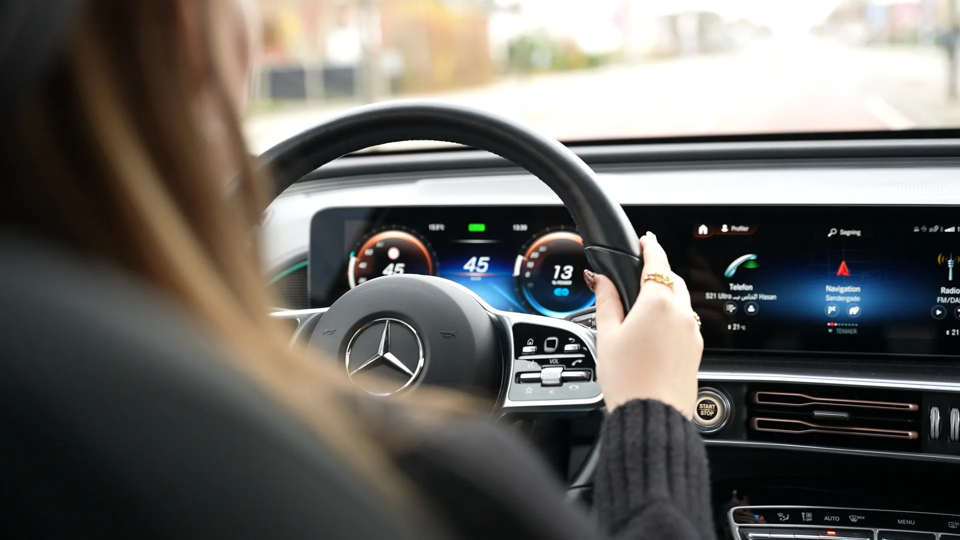 Kørelærer instruerer elev i bil